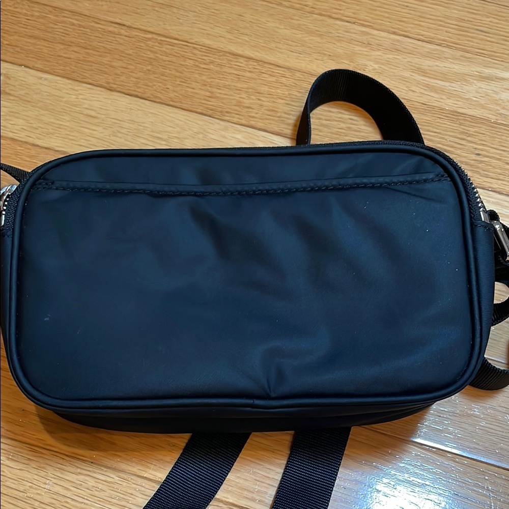 Lululemon Black Belt Bag with Adjustable Straps and Modern Design - Picture 4 of 9